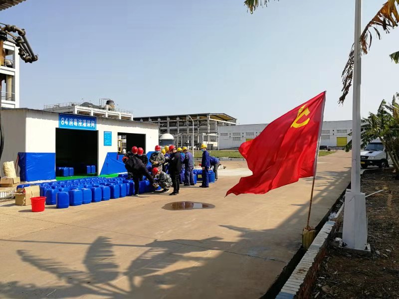 2.2020年2月18日，廣西柳化氯堿公司生產(chǎn)、罐裝84消毒液，助力疫情防控。.jpg